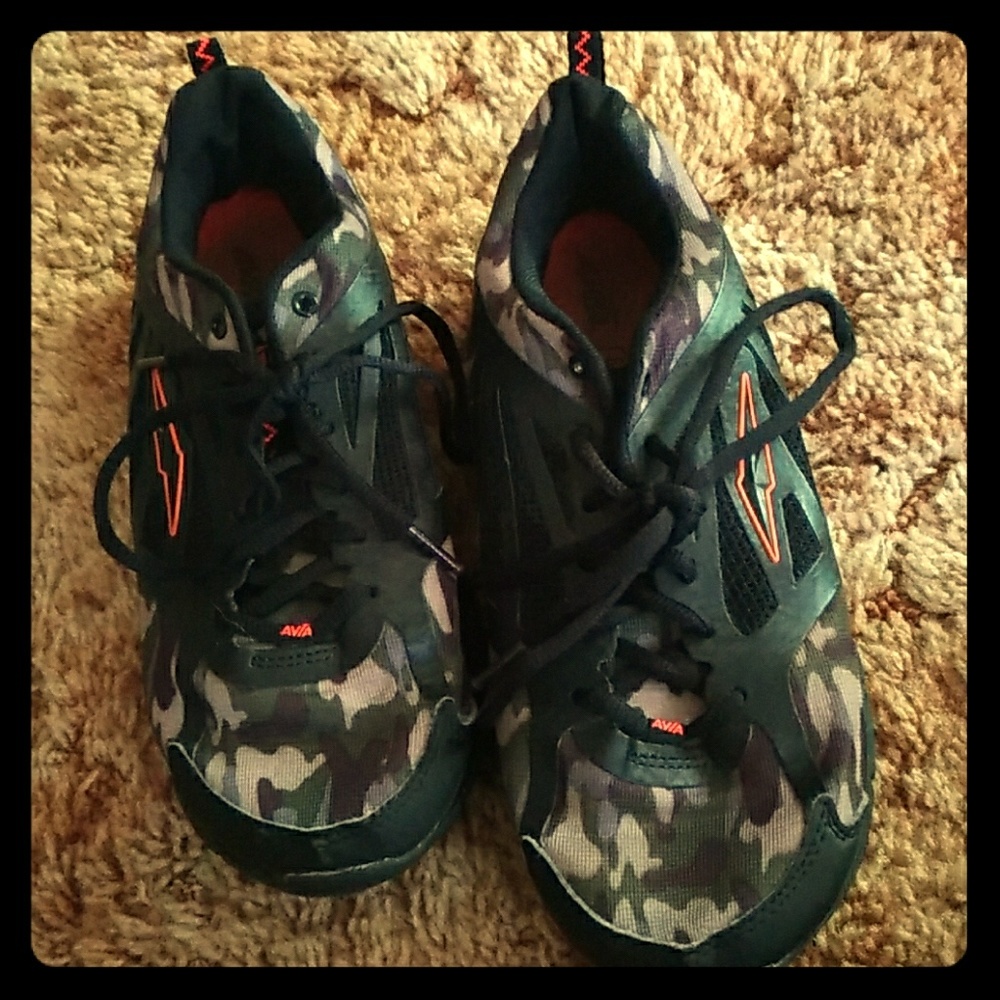 AVIA size 6 boy. Sneakers.